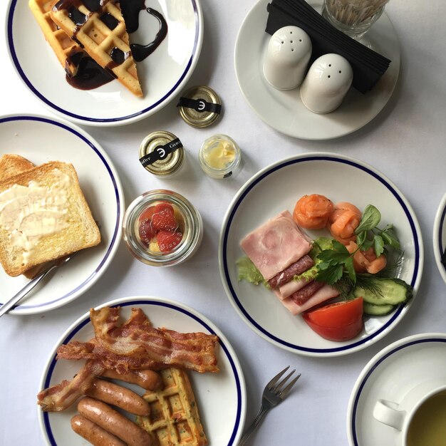 Foto hochwinkelansicht des auf dem tisch servierten frühstücks