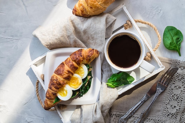 Hochwinkelansicht des auf dem Tisch servierten Frühstücks