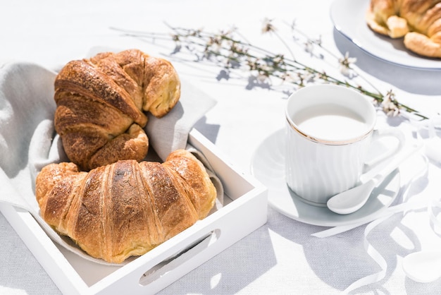 Hochwinkelansicht des auf dem Tisch servierten Frühstücks