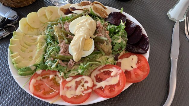 Hochwinkelansicht des auf dem Tisch servierten Frühstücks