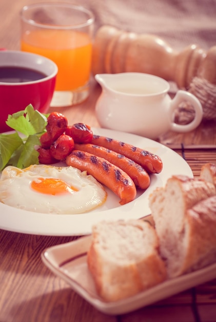 Foto hochwinkelansicht des auf dem tisch servierten frühstücks