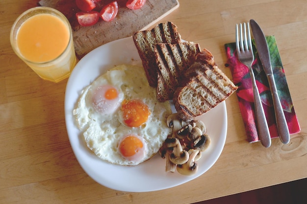 Hochwinkelansicht des auf dem Tisch servierten Frühstücks