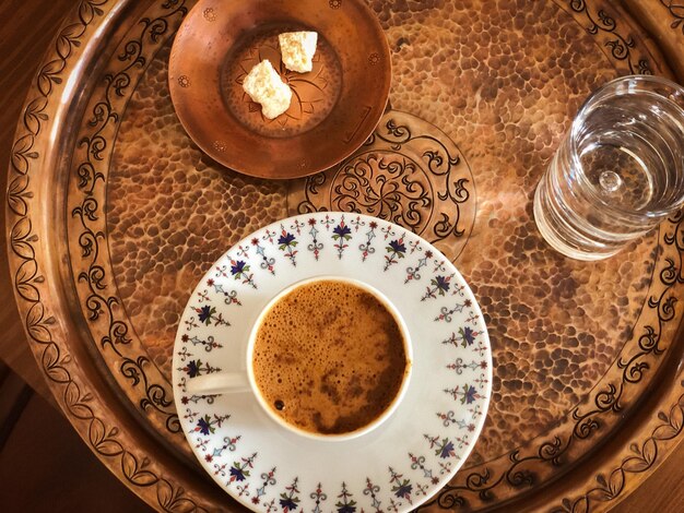 Foto hochwinkelansicht des auf dem tisch servierten kaffees