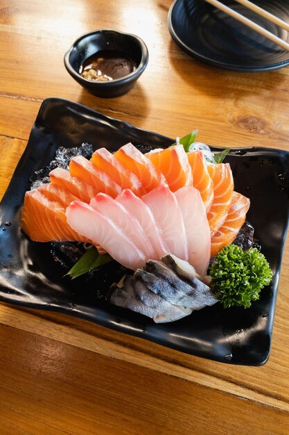 Hochwinkelansicht des auf dem Tisch servierten Sushi