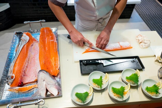 Foto hochwinkelansicht des auf dem tisch servierten sushi