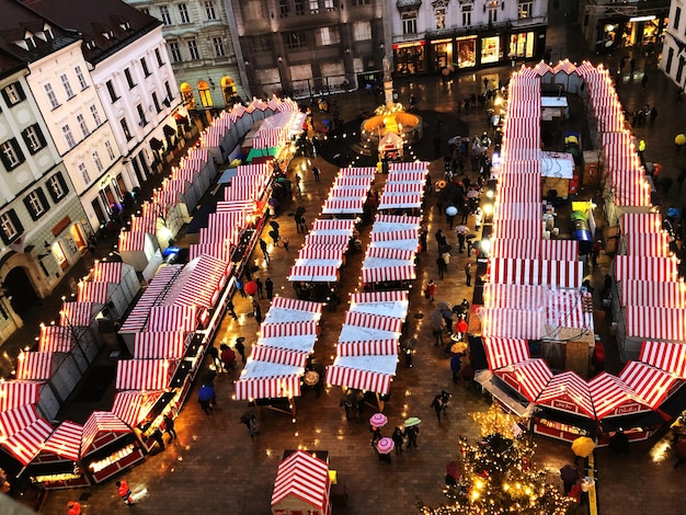 Foto hochwinkelansicht des beleuchteten karussells bei nacht