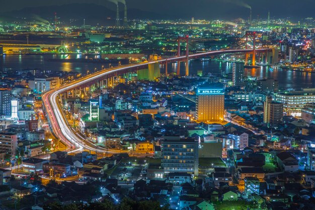 Hochwinkelansicht des beleuchteten Kitakyushu in der Nacht