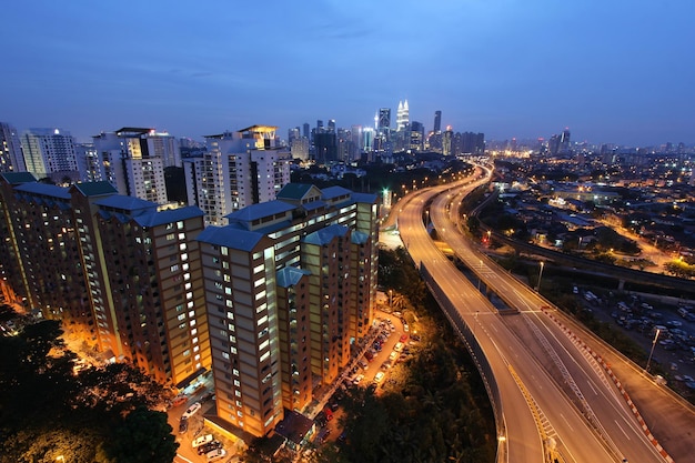 Hochwinkelansicht des beleuchteten Kuala Lumpurs in der Nacht