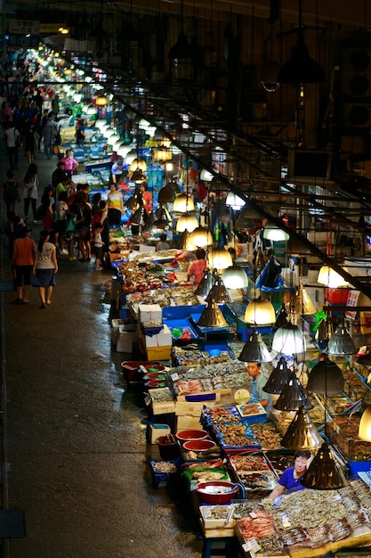 Foto hochwinkelansicht des beleuchteten marktes bei nacht