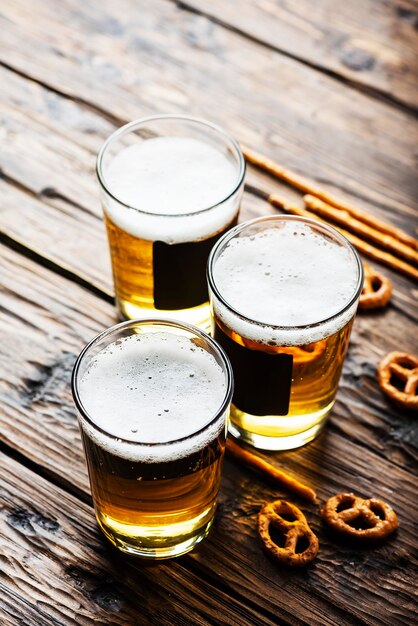 Foto hochwinkelansicht des bierglases auf dem tisch