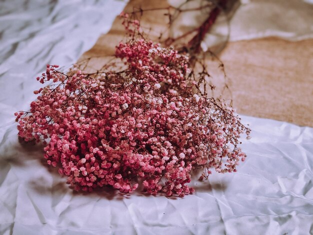 Foto hochwinkelansicht des blumenstraußes auf dem bett