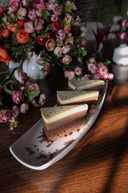 Foto hochwinkelansicht des bouquets auf dem tisch