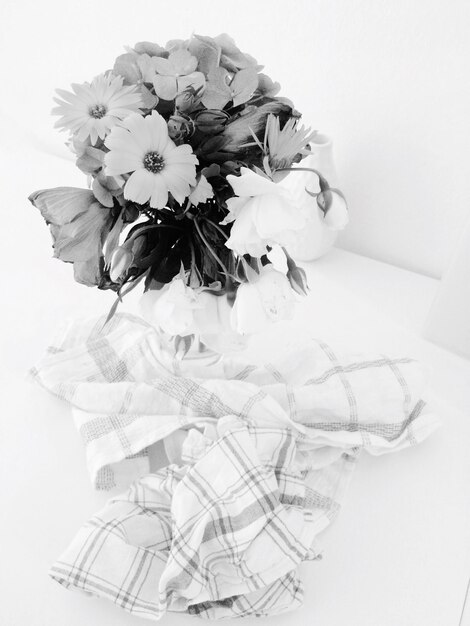 Foto hochwinkelansicht des bouquets auf dem tisch