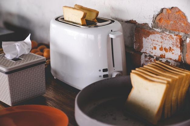 Hochwinkelansicht des Brotes im Toaster auf dem Tisch
