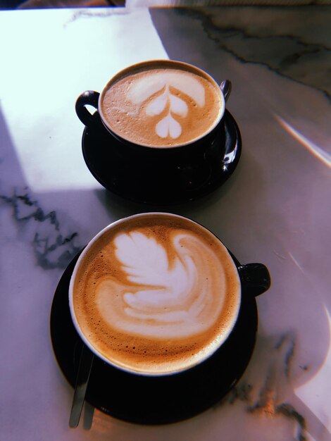 Hochwinkelansicht des Cappuccinos auf dem Tisch