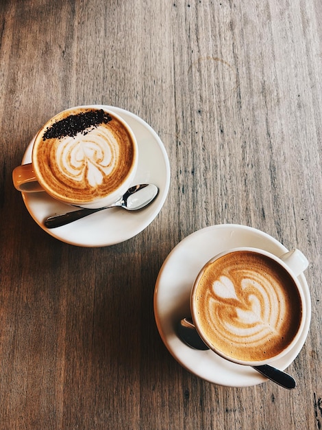 Foto hochwinkelansicht des cappuccinos auf dem tisch