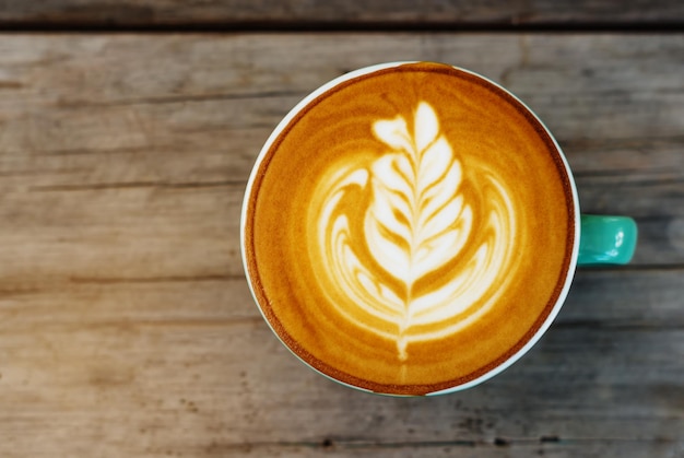 Hochwinkelansicht des Cappuccinos auf dem Tisch