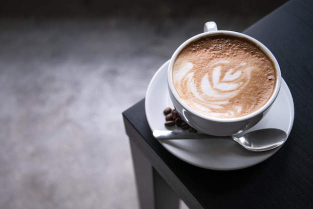 Hochwinkelansicht des Cappuccinos auf dem Tisch