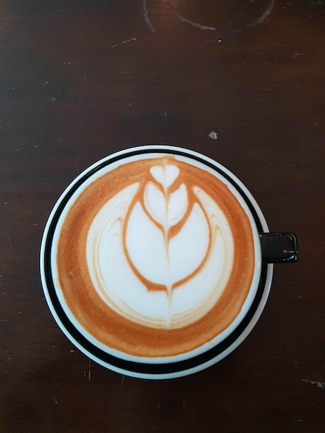 Foto hochwinkelansicht des cappuccinos auf dem tisch