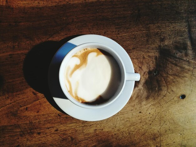 Foto hochwinkelansicht des cappuccinos auf dem tisch