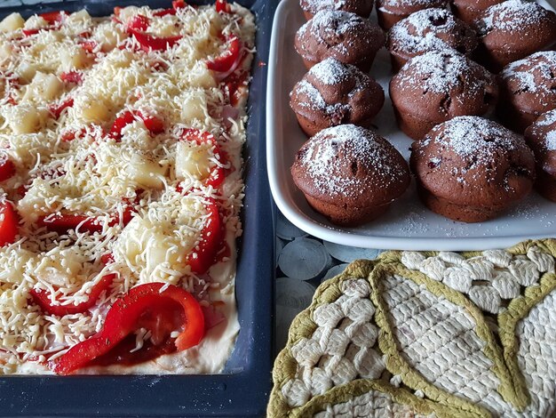 Foto hochwinkelansicht des desserts auf dem tablett