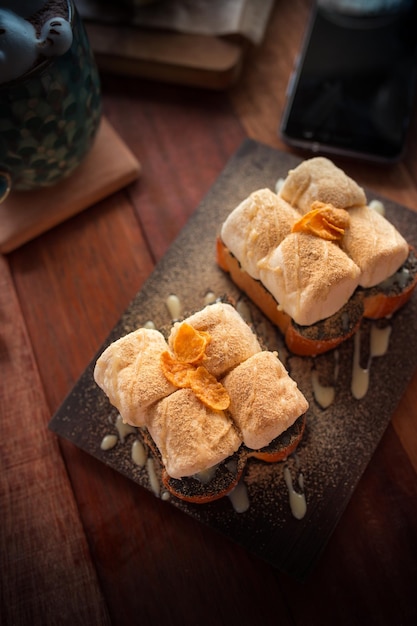Hochwinkelansicht des Desserts auf dem Tisch