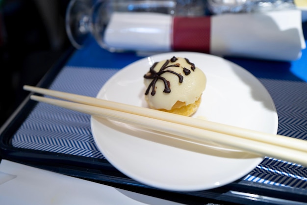 Hochwinkelansicht des Desserts auf einem Teller auf dem Tisch