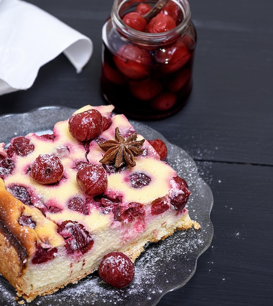 Foto hochwinkelansicht des desserts auf einem teller auf dem tisch