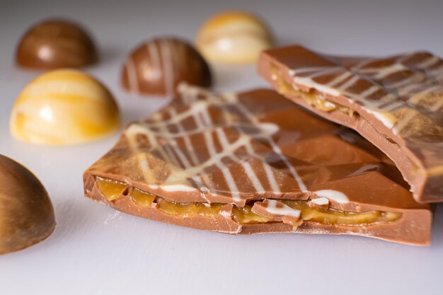 Foto hochwinkelansicht des desserts auf einem teller auf dem tisch