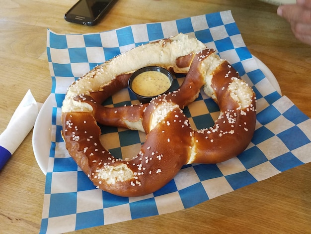 Foto hochwinkelansicht des desserts auf einem teller auf dem tisch