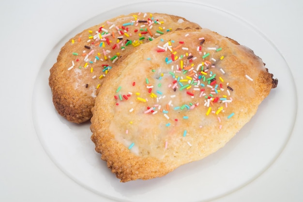 Hochwinkelansicht des Desserts im Teller auf dem Tisch