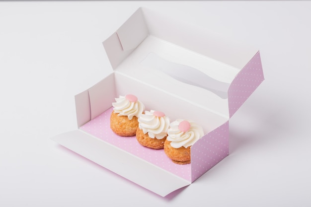 Hochwinkelansicht des Desserts in der Box