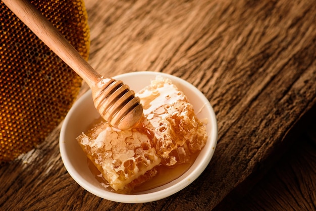 Hochwinkelansicht des Desserts in einer Schüssel auf dem Tisch
