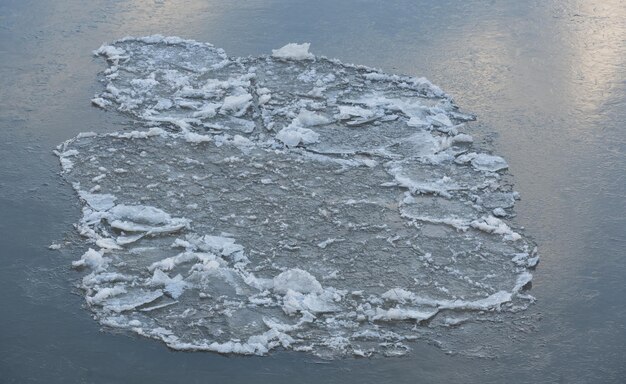 Hochwinkelansicht des Eises auf dem Tisch