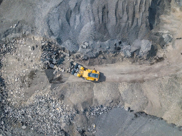 Hochwinkelansicht des Erdgrabers beim Graben von Grundstücken