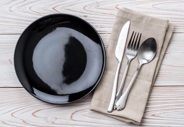 Hochwinkelansicht des Essens auf dem Teller auf dem Tisch