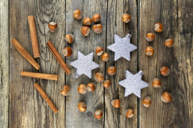 Hochwinkelansicht des Essens auf dem Tisch zu Weihnachten