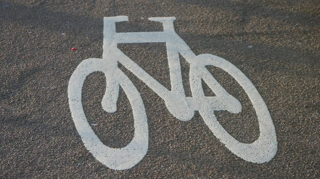Hochwinkelansicht des Fahrradschildes auf der Straße