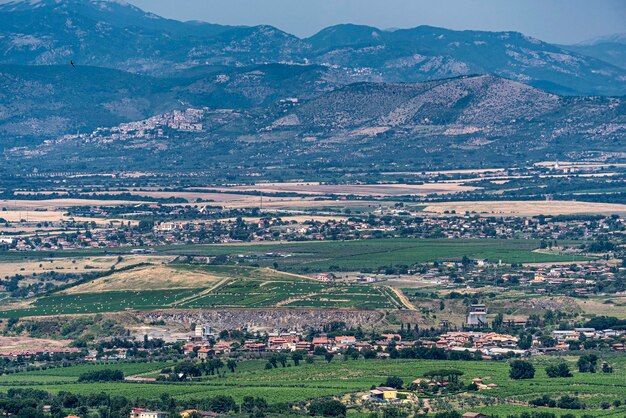 Hochwinkelansicht des Feldes gegen Berge