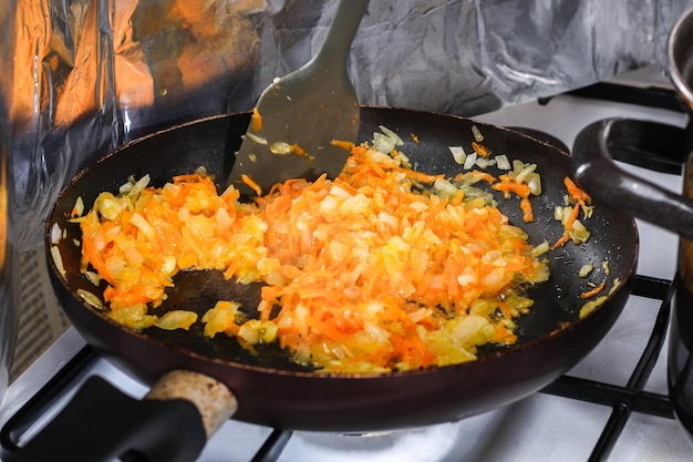 Foto hochwinkelansicht des fleisches in der pfanne