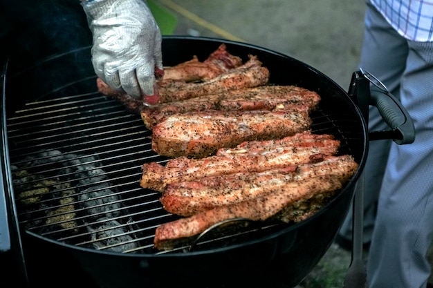 Hochwinkelansicht des Fleischgrills auf dem Grill