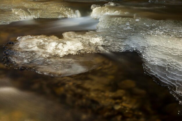 Foto hochwinkelansicht des fließenden wassers im meer