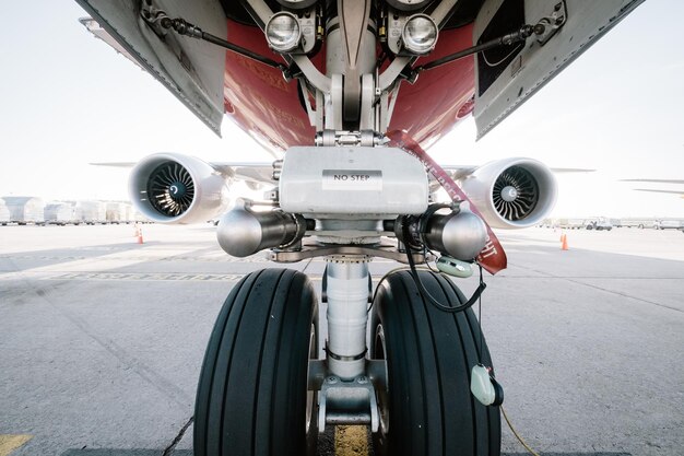 Hochwinkelansicht des Flugzeugs am Flughafen