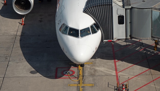 Hochwinkelansicht des Flugzeugs auf der Start- und Landebahn des Flughafens