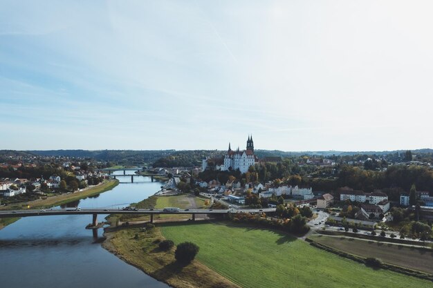 Hochwinkelansicht des Flusses durch Gebäude gegen den Himmel