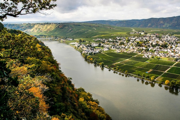 Hochwinkelansicht des Flusses durch landwirtschaftliche Betriebe