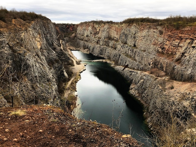 Hochwinkelansicht des Flusses inmitten von Felsen gegen den Himmel