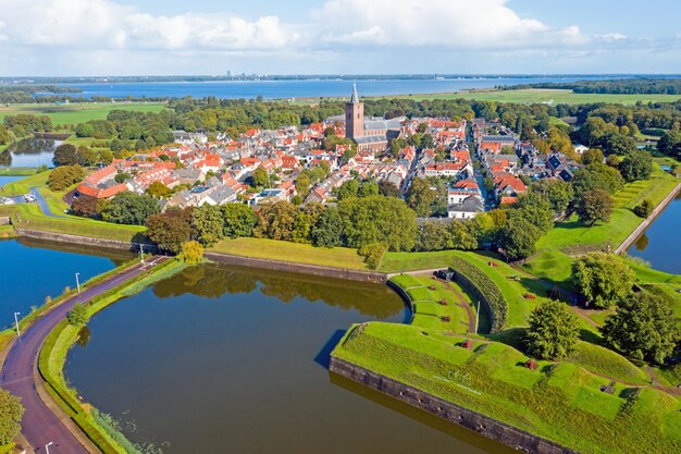 Foto hochwinkelansicht des flusses inmitten von gebäuden gegen den himmel