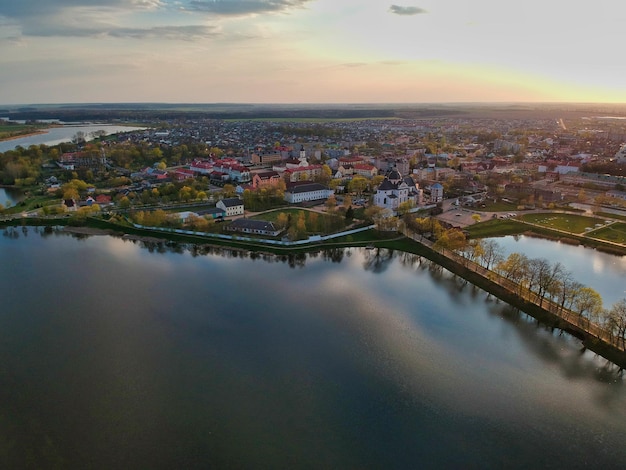 Hochwinkelansicht des Flusses inmitten von Gebäuden in der Stadt