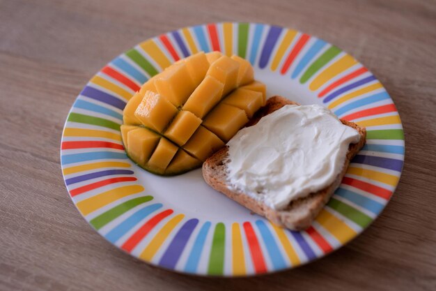 Foto hochwinkelansicht des frühstücks auf dem tisch